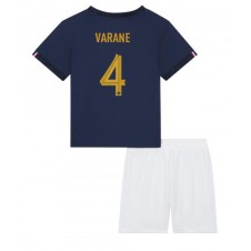 Frankrike Raphael Varane #4 Hemmaställ Barn VM 2022 Korta ärmar (+ Korta byxor)